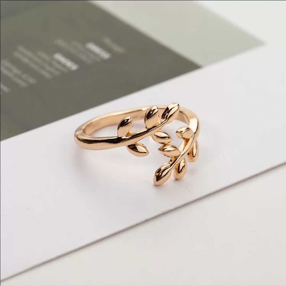 Elegant Gold Leaf Ring